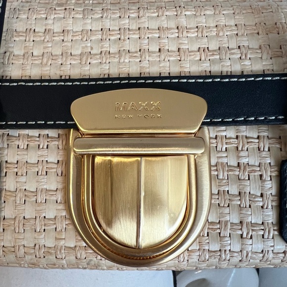 Chic Black and Tan Woven Shoulder Bag - Picture 5 of 12